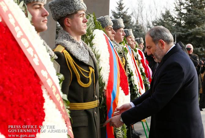 Հարգանքի տուրք Եռաբլուրում Քառօրյա պատերազմի զոհերի հիշատակին․ ներկա են բարձրաստիճան պաշտոնյաներ