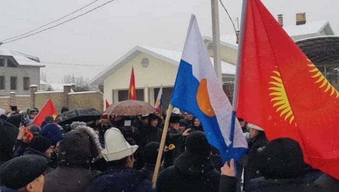 Ղրղզները ոսկու հանքի տարածքից քարերով դուրս են քշել չինացիներին (ՏԵՍԱՆՅՈՒԹ)