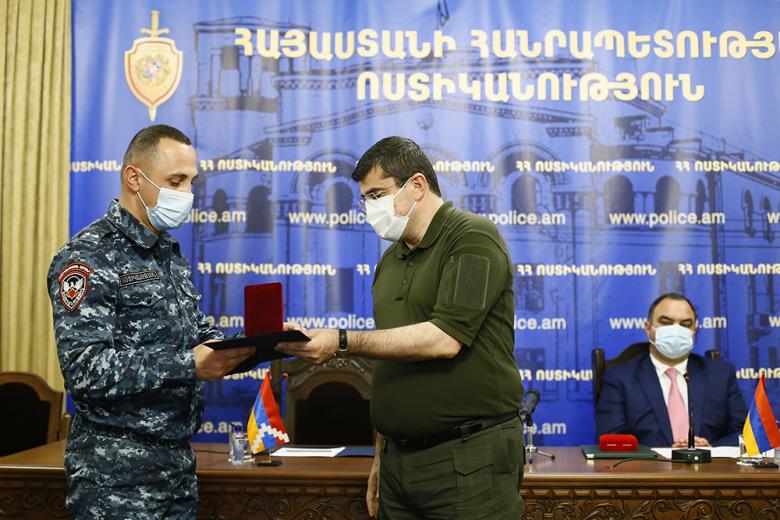 Արայիկ Հարությունյանը հետմահու պարգևատրել է 70 ոստիկանի