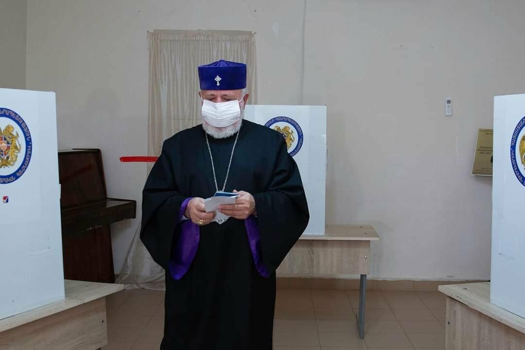 Գարեգին Բ-ն ընտրատեղամաս այցելեց Մայր Աթոռի միաբանների ուղեկցությամբ