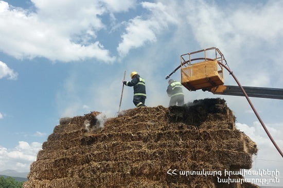 Այրվել է մոտ 400 հակ անասնակեր