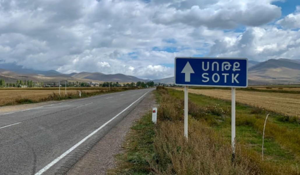 Սոթքում 1 բնակիչ է վիրավորվել. հակառակորդի կրակոցների հետևանքով վնասվել է համայնքապետարանի շենքը