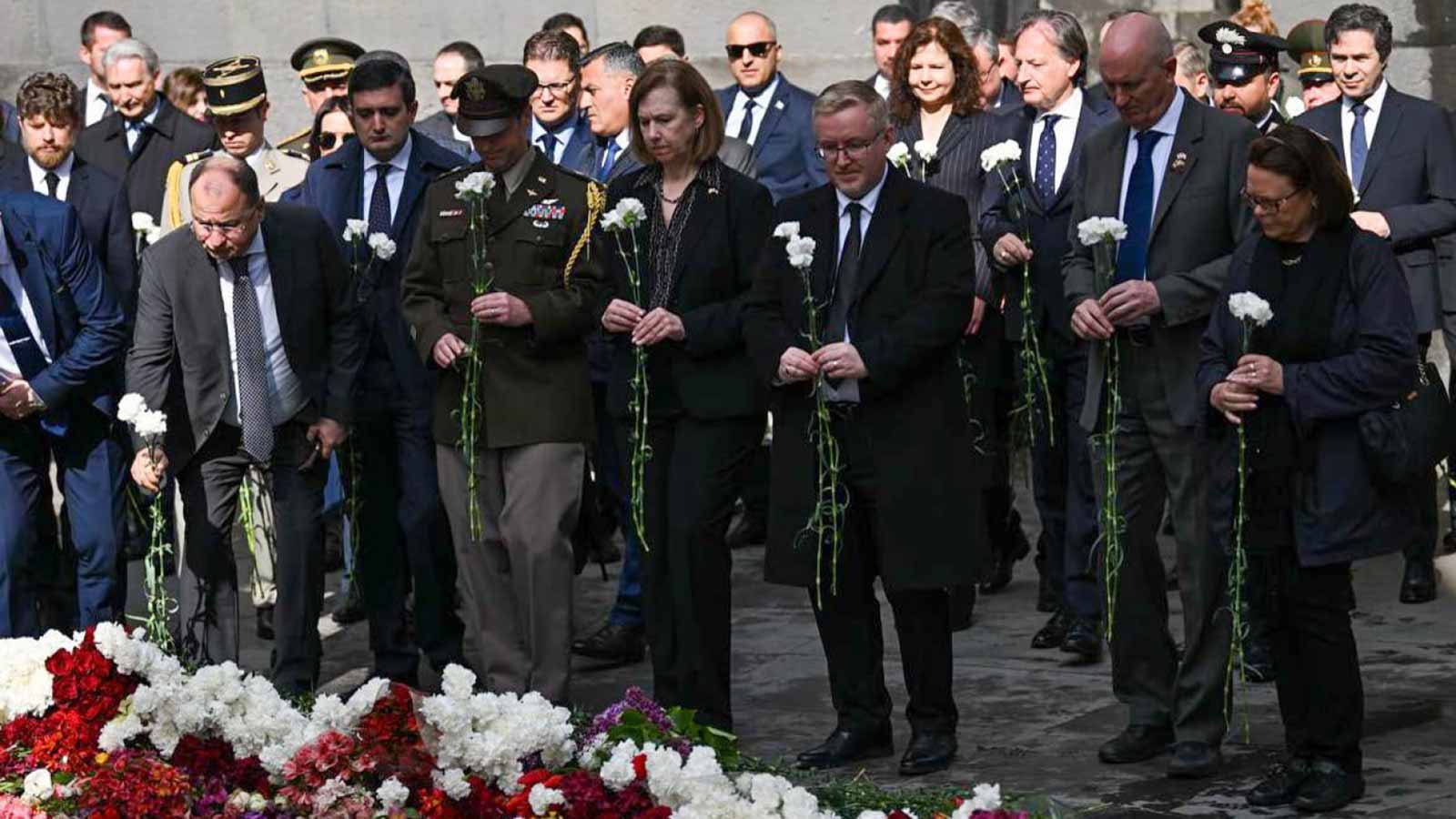 Դիվանագետները հարգել են Հայոց ցեղասպանության 110-րդ տարելիցի զոհերի հիշատակը Երևանում