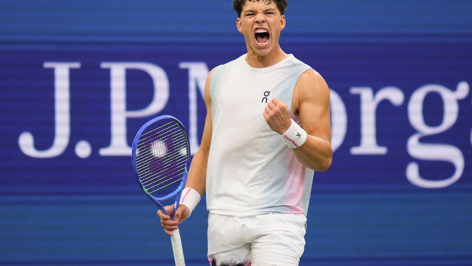 Ben Shelton serving in tennis match