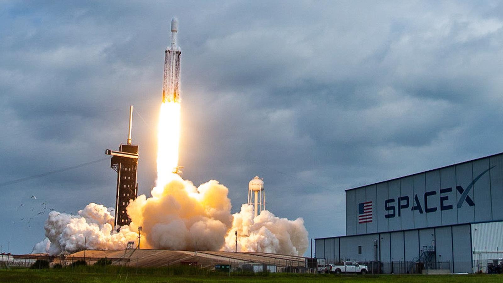 SpaceX Falcon 9 liftoff night