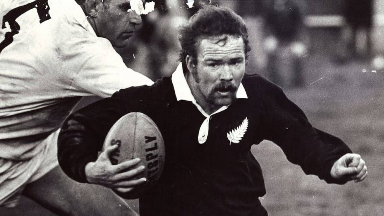 Grant Batty playing rugby