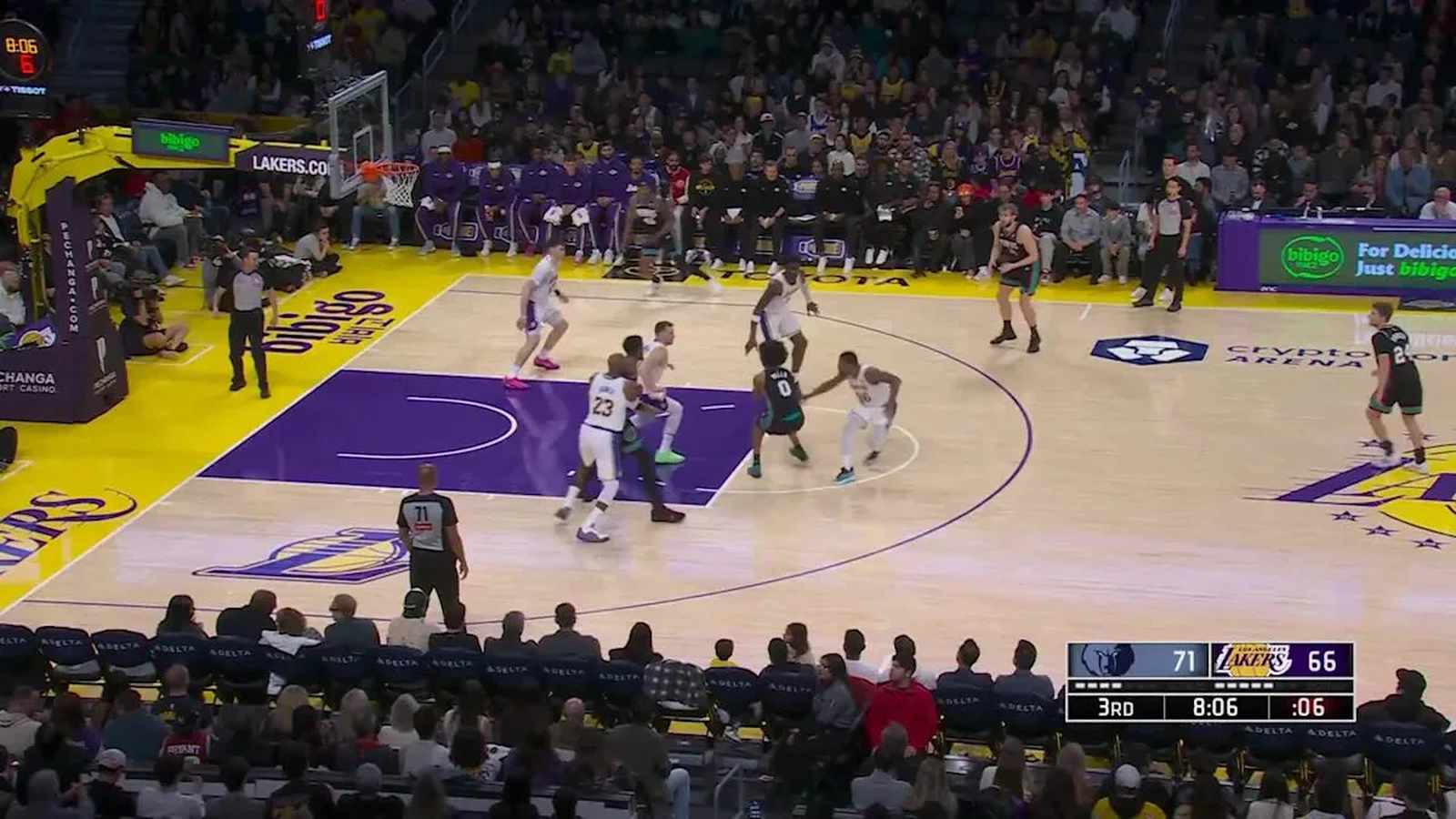 Jaylen Wells playing basketball