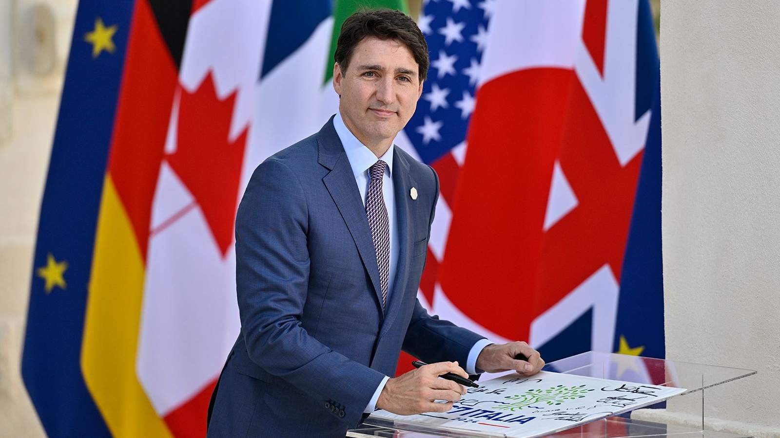 Justin Trudeau and Katy Perry smiling