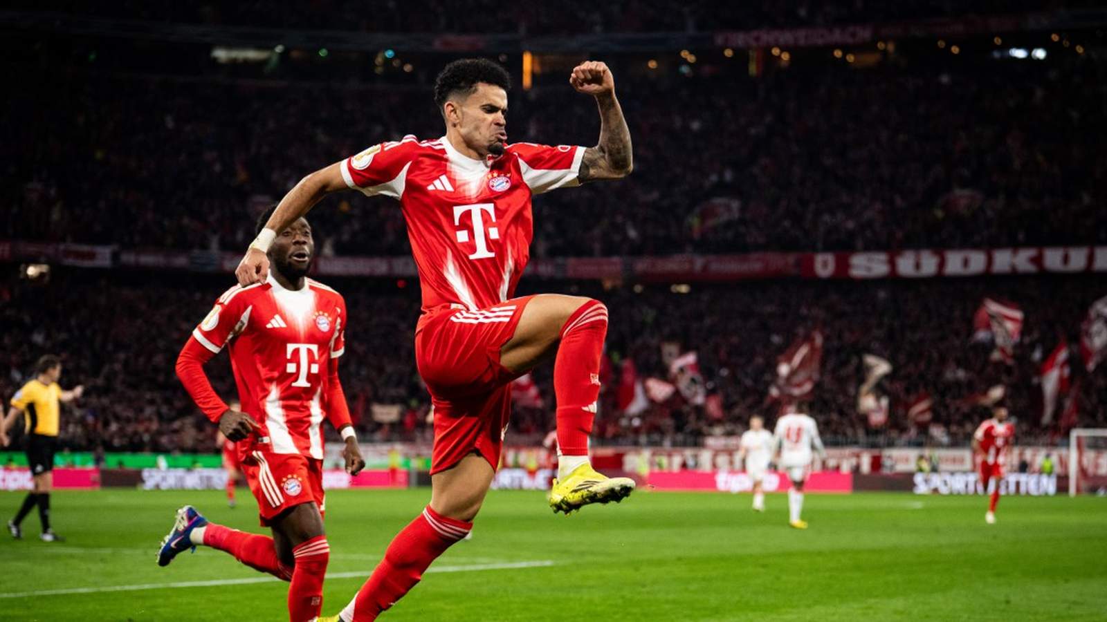 Bayern Munich players celebrating victory