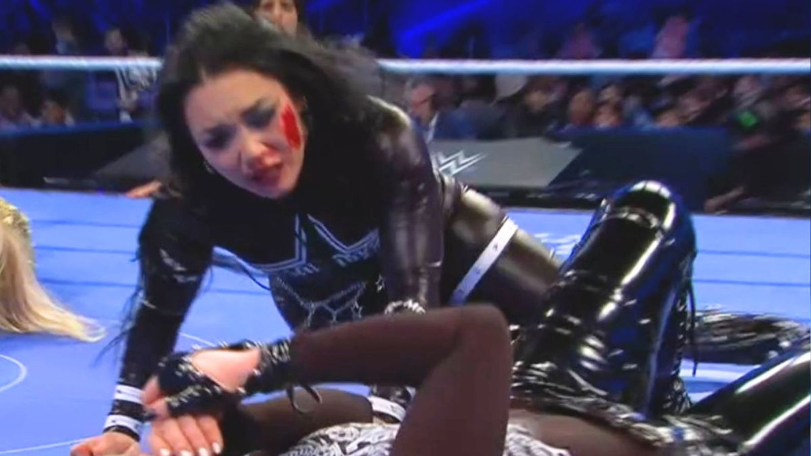 Roxanne Perez and Charlotte Flair wrestling