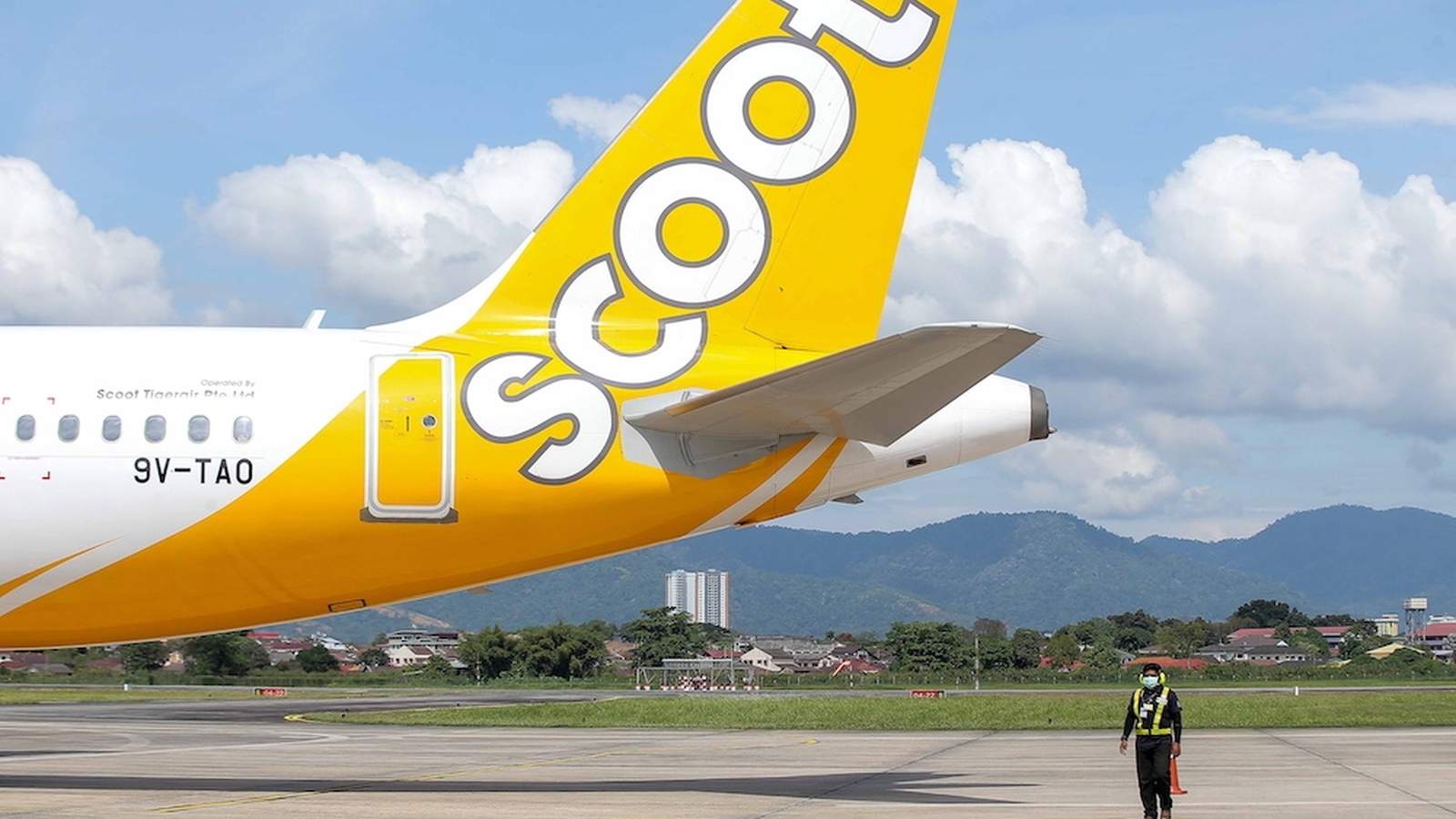 Scoot Boeing 787-8 aircraft tarmac