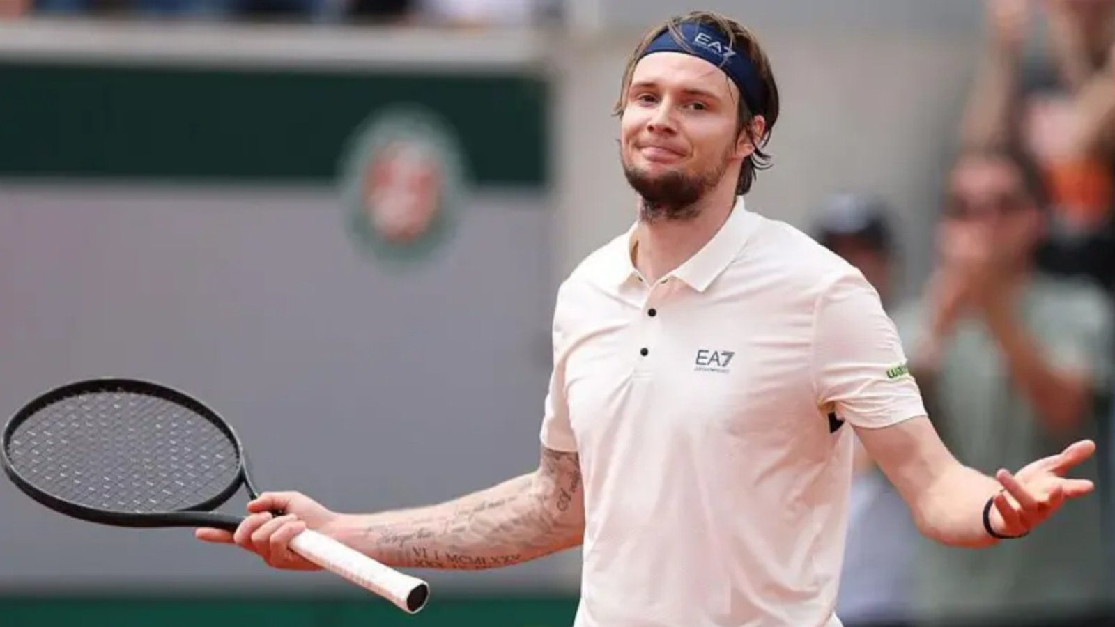 Alexander Bublik serving on court