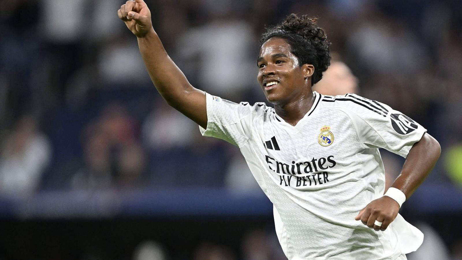 Endrick holding Ligue 1 Player of the Month award