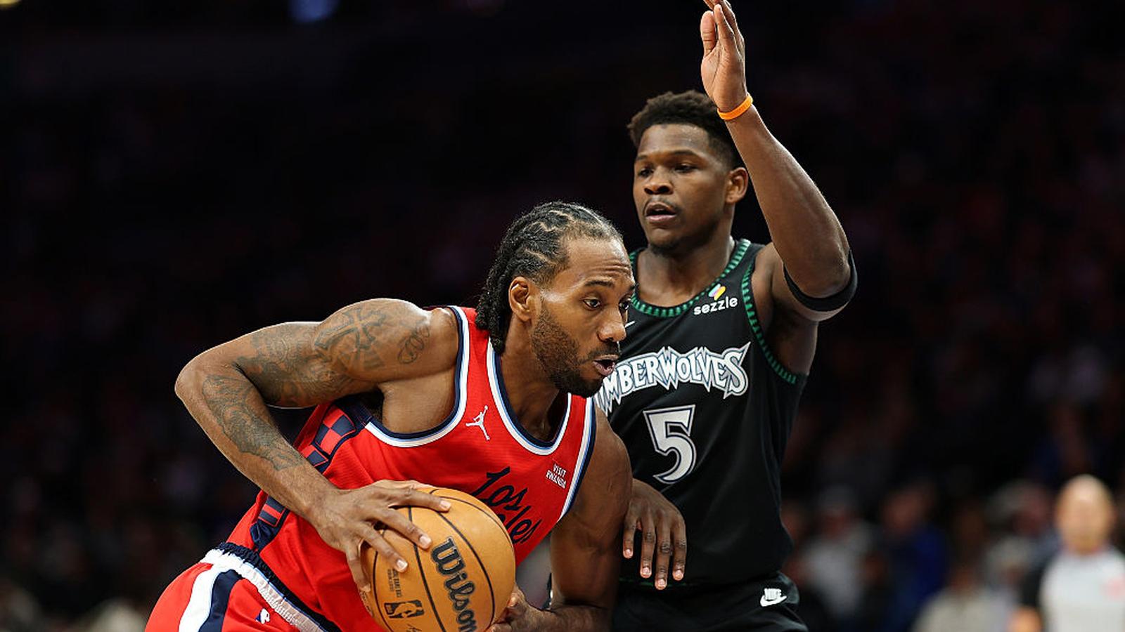 Kawhi Leonard in Clippers uniform