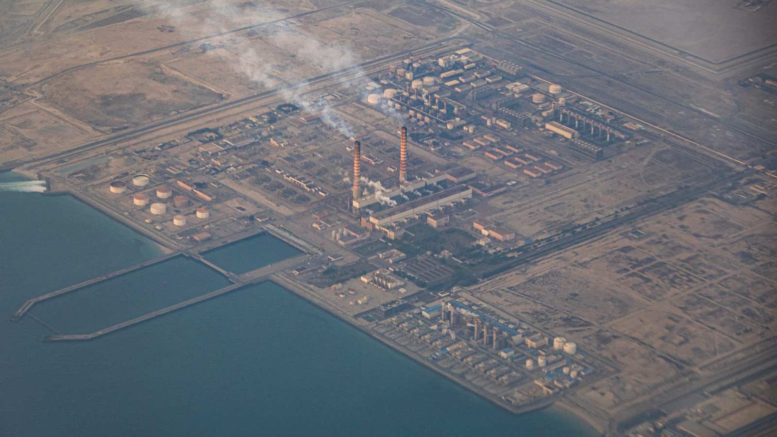 Smoke rising from Kuwaiti oil refinery