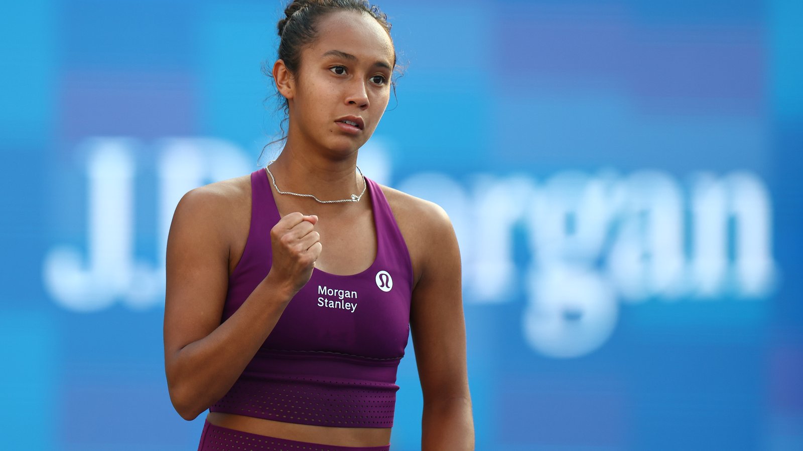Leylah Fernandez playing tennis