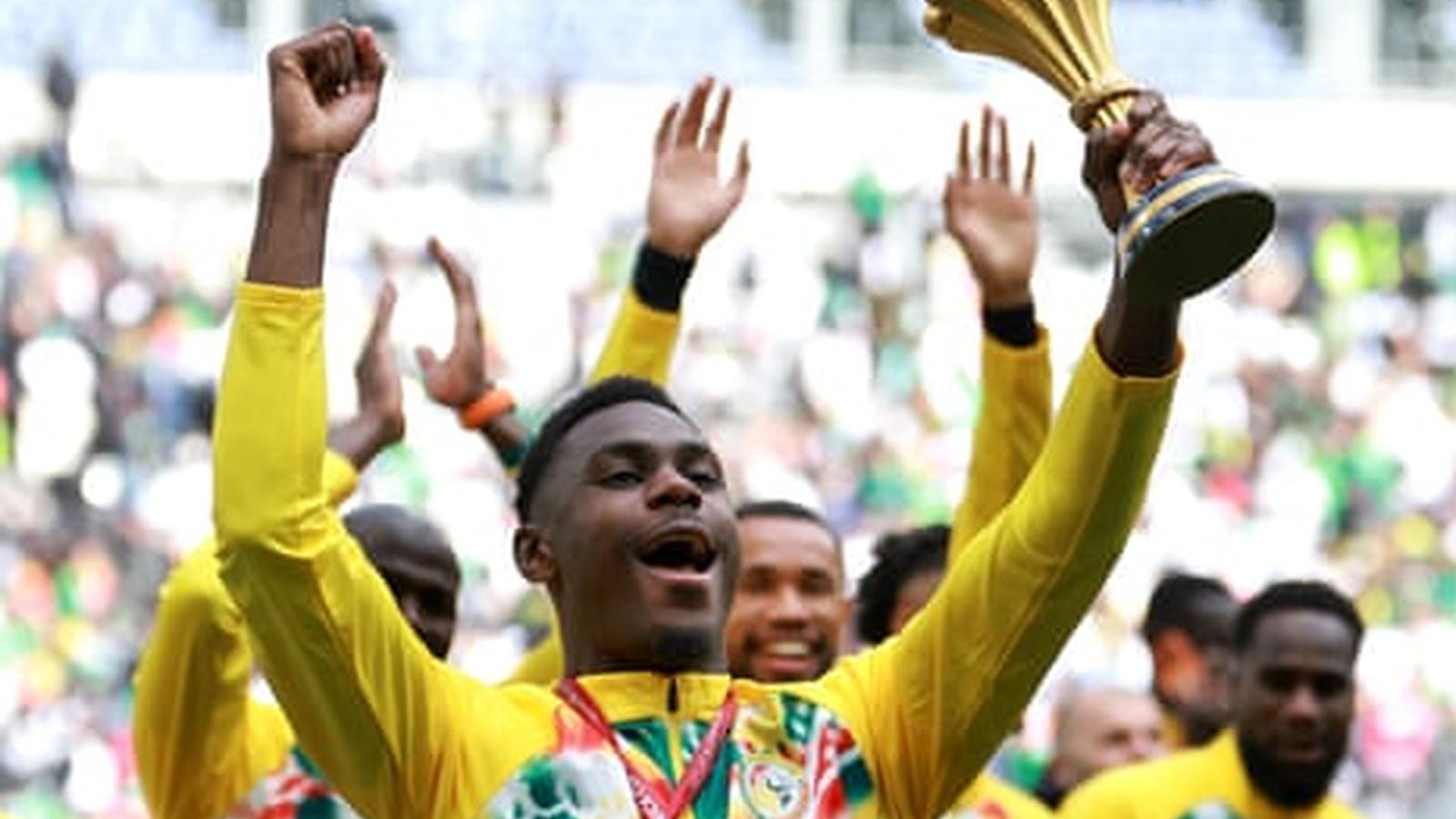 Senegal players holding AFCON trophy