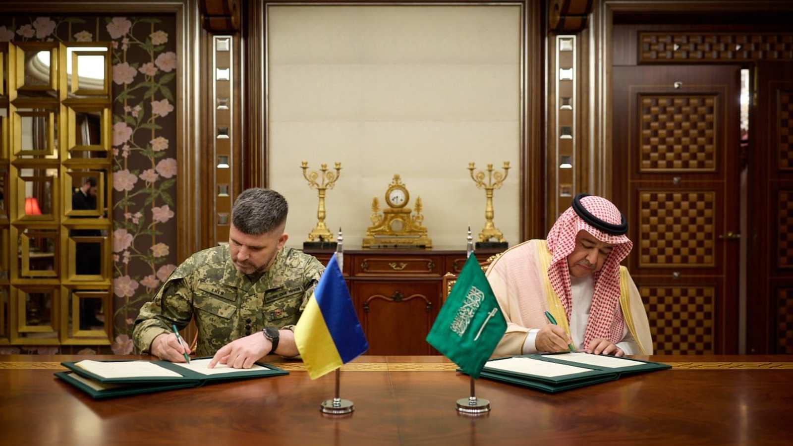Ukrainian President Volodymyr Zelenskyy and Saudi Crown Prince Mohammed bin Salman in discussion