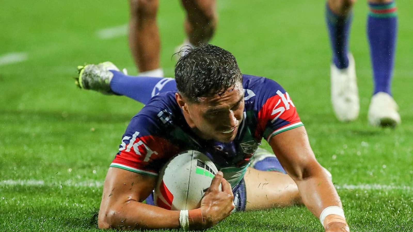 New Zealand Warriors player Te Maire Martin diving to score a rugby try