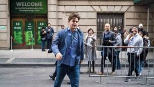 Magnus Carlsen Disqualified for Wearing Jeans at Chess Tournament