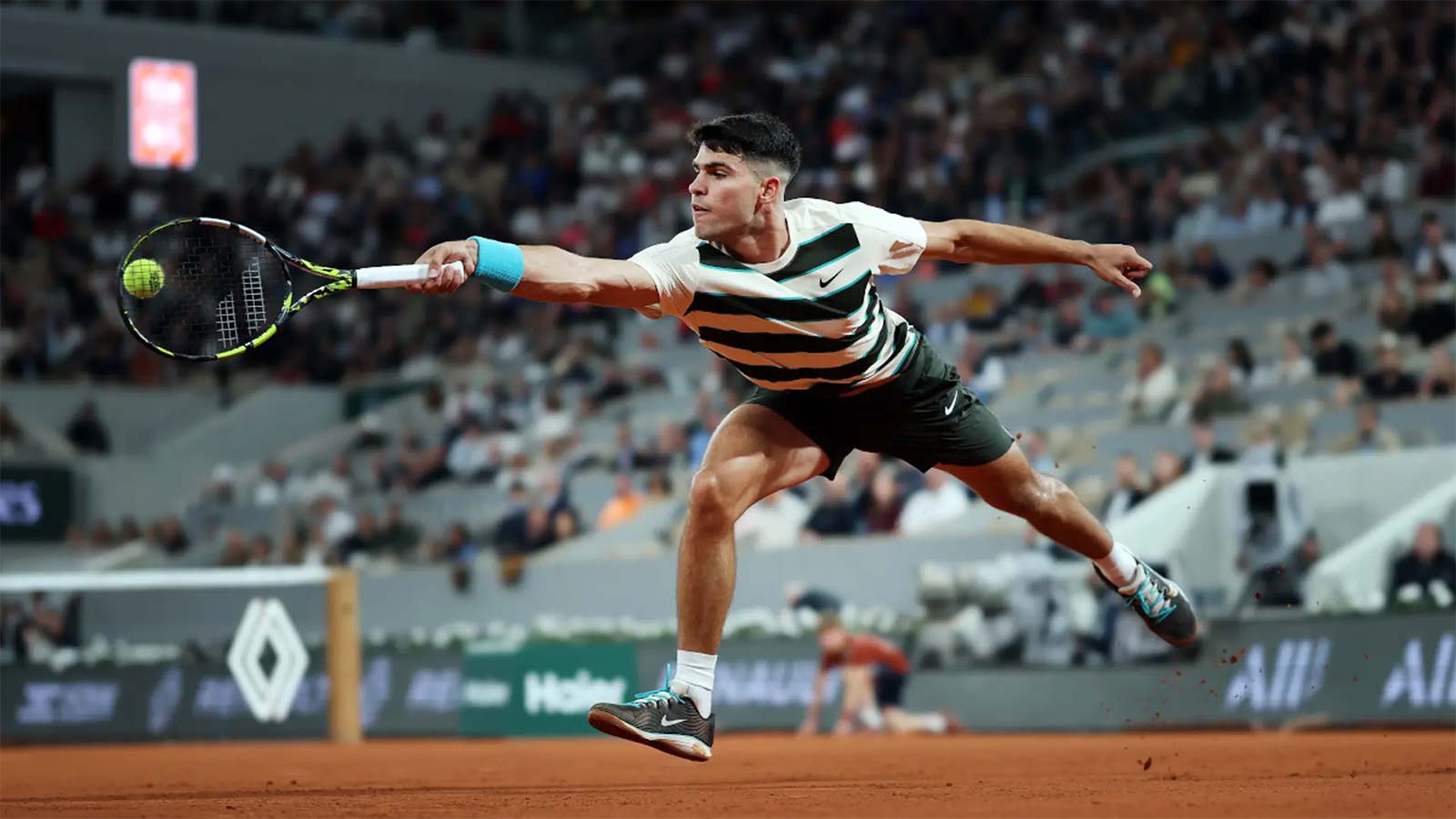 Carlos Alcaraz Advances to Wimbledon Fourth Round After Thrilling Match Against Jan-Lennard Struff