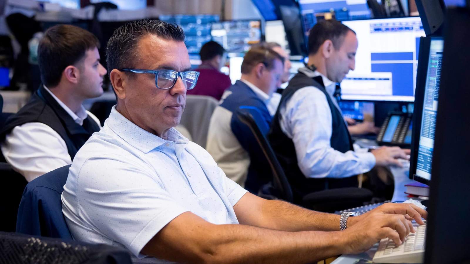 Mixed Signals in Stock Markets: Dow Hits Record While Nasdaq Declines