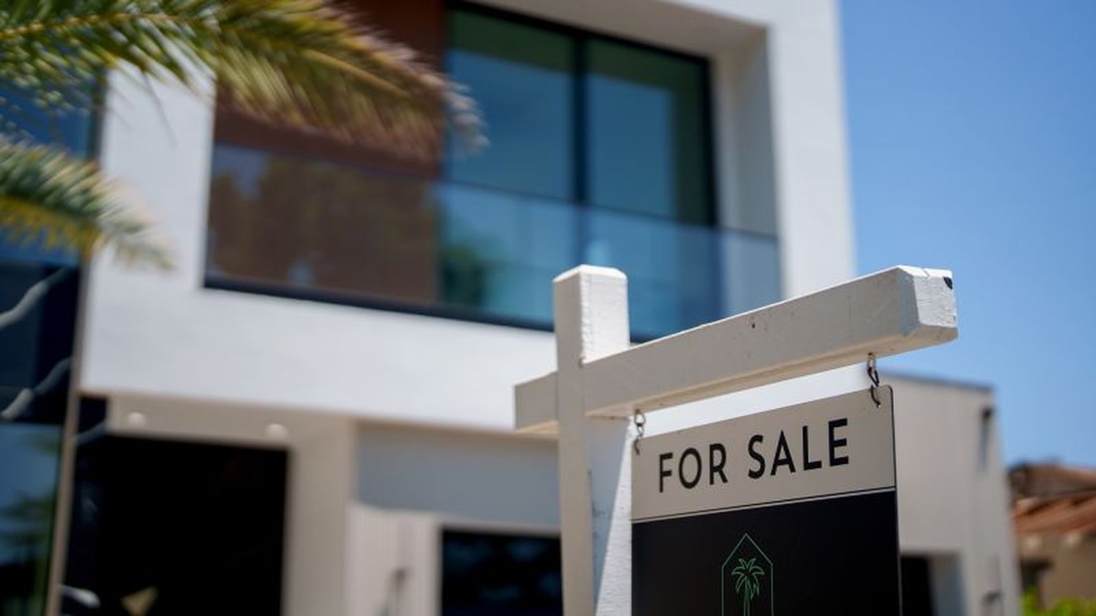 The once red-hot housing market in the U.S. is showing signs of cooling as buyers gain leverage and sellers face slower demand. Key trends point to declining prices, rising inventory, and cautious buyers.
