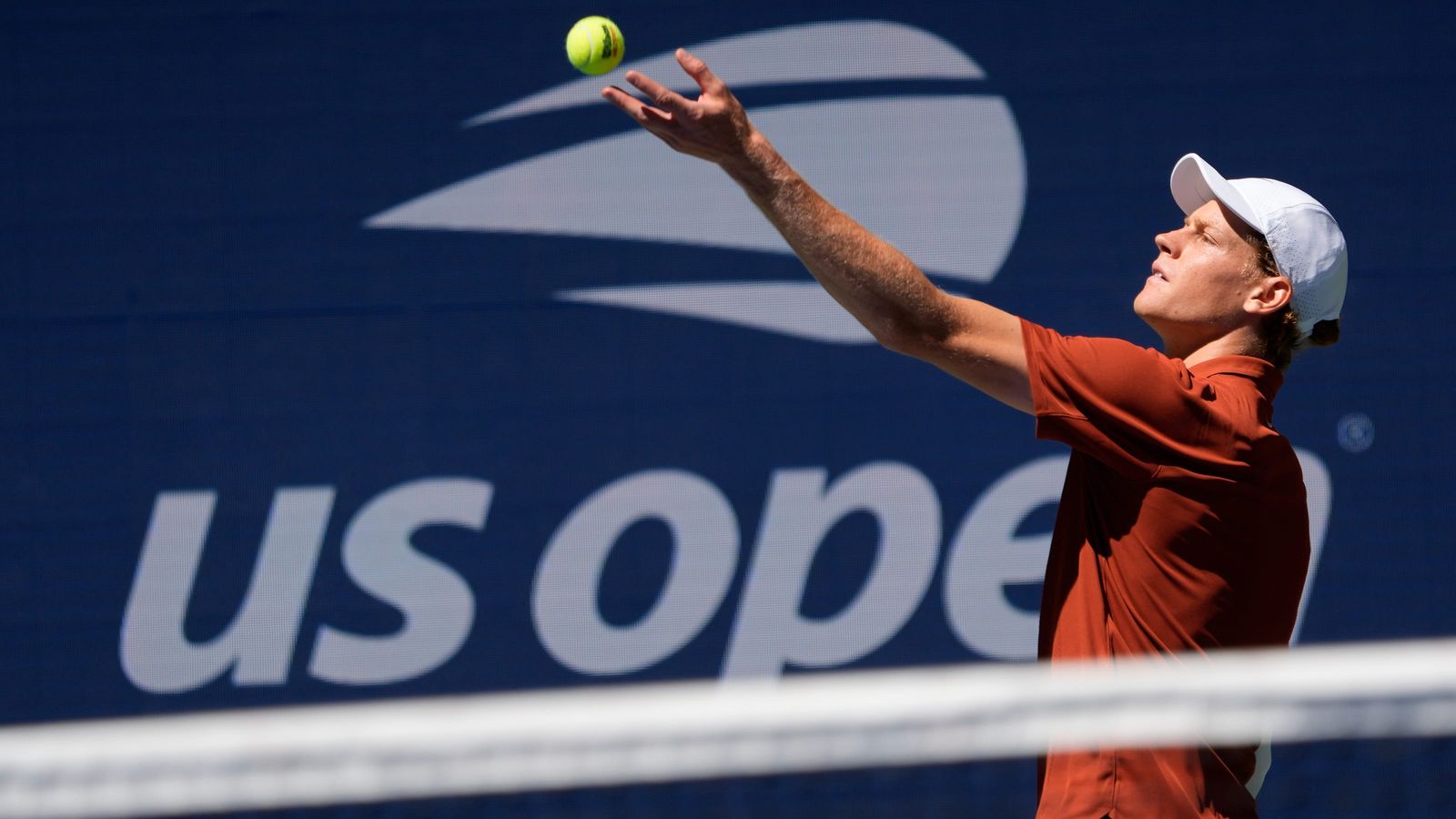 Jannik Sinner overcame an early setback to defeat Denis Shapovalov in four thrilling sets at the US Open 2025. A broken shoelace and a controversial time-out marked the turning point in this intense match.