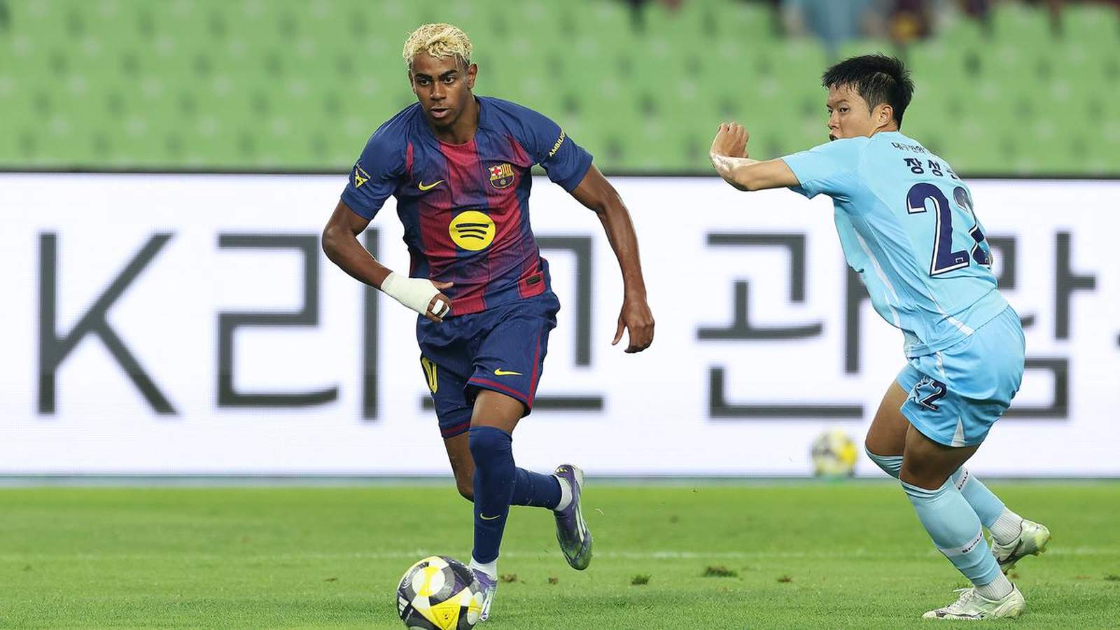 FC Barcelona faces Como in the Joan Gamper Trophy 2025, a preseason event featuring Cesc Fàbregas’ return as Como's coach. Fans can catch the game live on Barcelona's official YouTube channel worldwide.