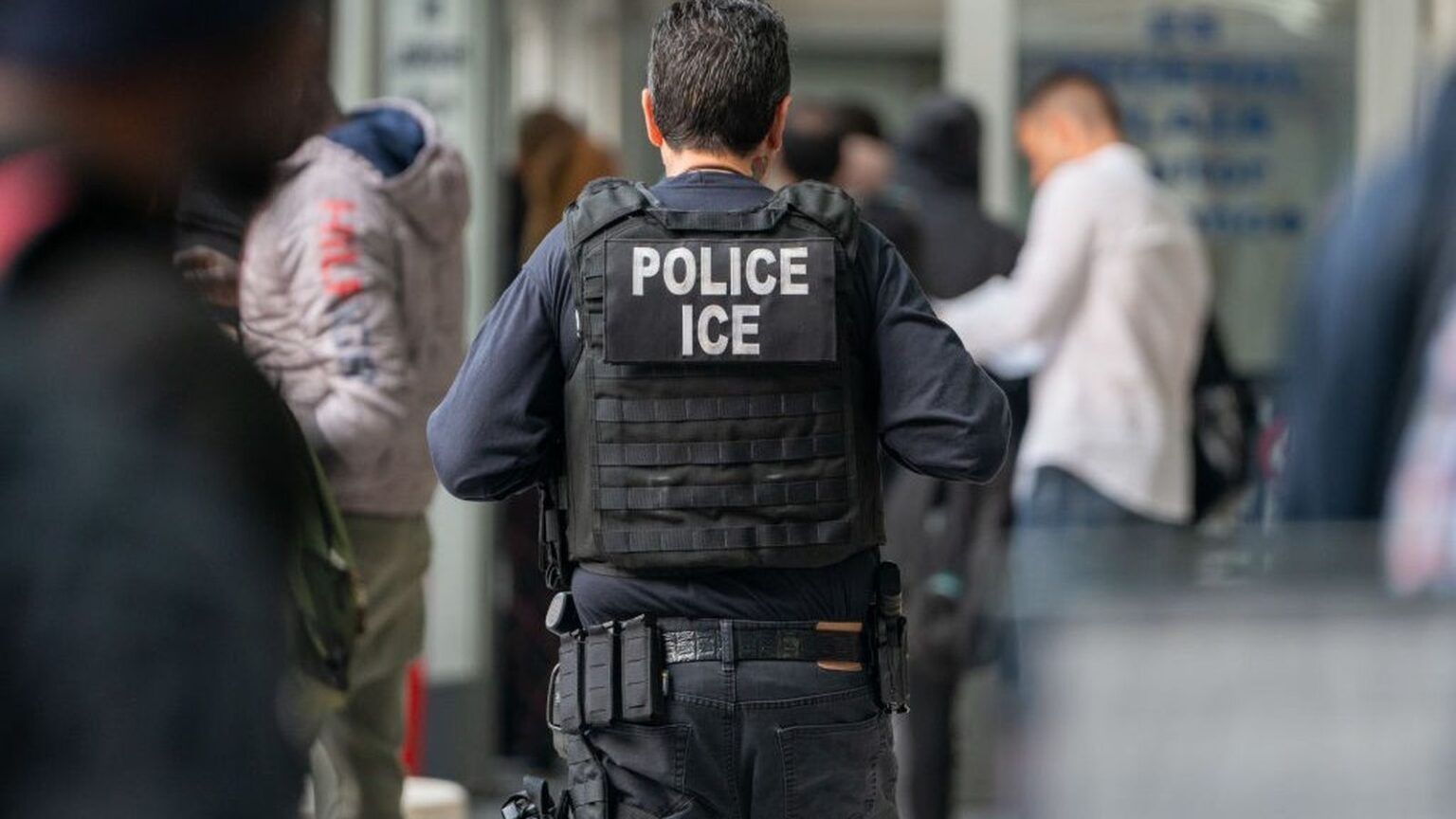 Des Moines Rallies as Superintendent Ian Roberts Faces ICE Arrest – Azat TV