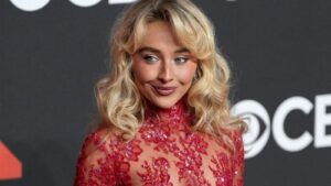 Sabrina Carpenter Channels Carrie Bradshaw in ‘Sex and the City’-Inspired ‘SNL’ Promo