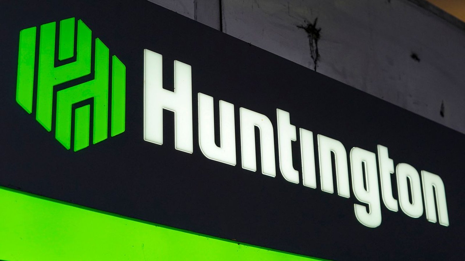 Huntington Bancshares is set to acquire Cadence Bank in a $7.4 billion all-stock deal, expanding its reach across the South and positioning itself as a major contender among super-regional banks.