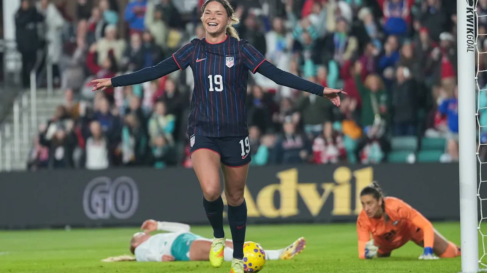 Emma Sears Delivers Hat Trick, USWNT Cruises Past New Zealand 6-0