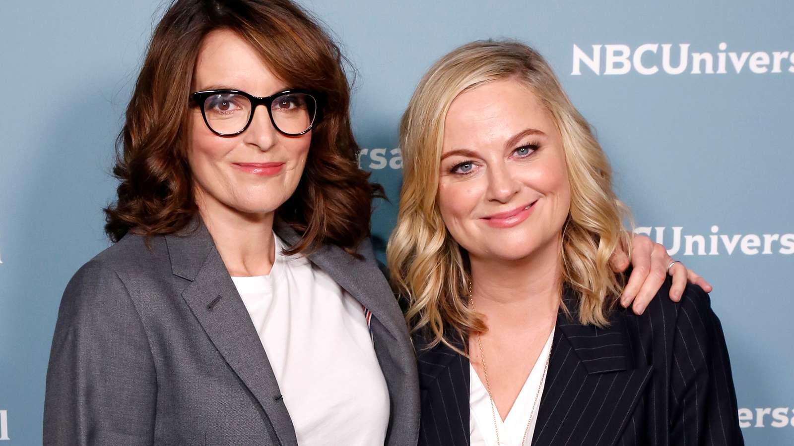 Saturday Night Live’s October 11 cold open saw Amy Poehler and Tina Fey reunited as Pam Bondi and Kristi Noem, delivering sharp political satire and memorable comedic moments in a parody of a Senate hearing.