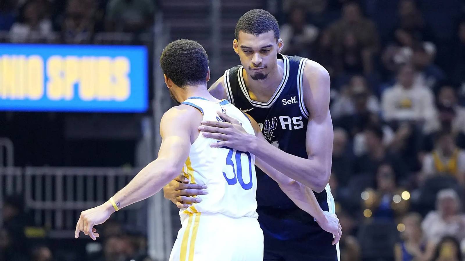 Stephen Curry delivered a dazzling 46 points to lead the Warriors past the Spurs, but the victory was clouded by Jonathan Kuminga’s injury and ongoing team tensions.