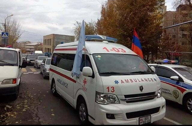 «Քարոզչական դրոշ՝ շտապօգնության մեքենայի վրա»,-Արմեն Աշոտյան