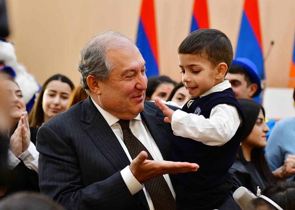 Ուզում եմ, որ պատերազմ երբեք չլինի. Արմեն Սարգսյանը՝ երեխաներին