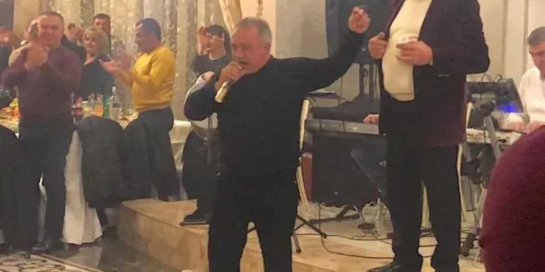 Սասուն Միքայելյանը երգում է՝ պատգամավոր Հովիկ Աղազարյանը պարում. (ՏԵՍԱՆՅՈՒԹ)