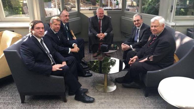 5bfd18d5807c94.45968379