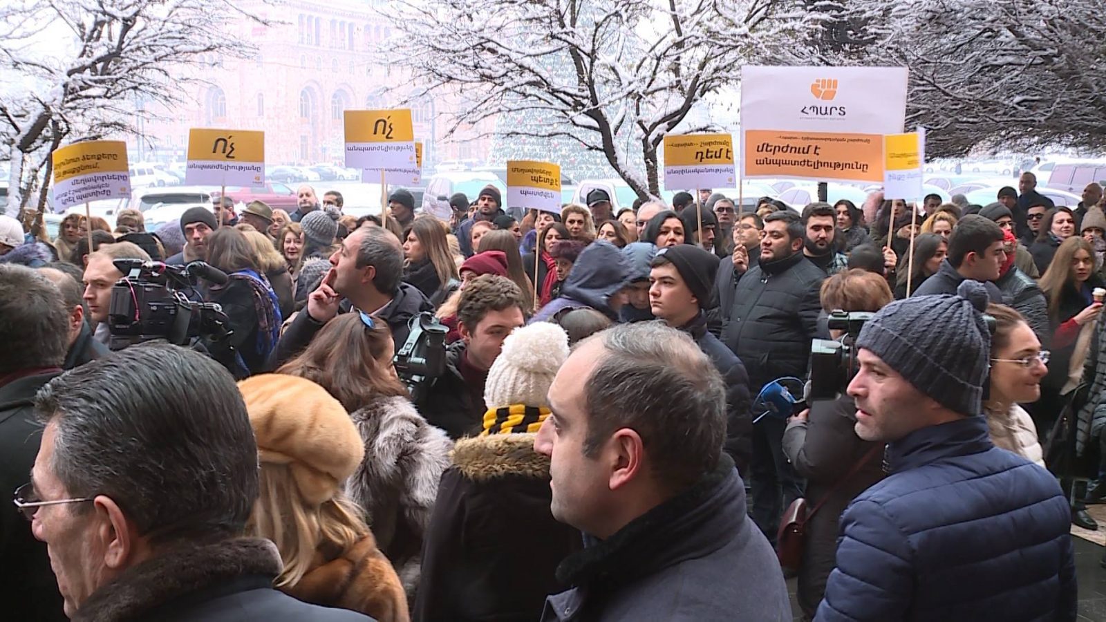 Բողոքի ակցիա կառավարության շենքի մոտ․ բողոքողները պահանջում են ներում չշնորհել Մհեր Ենոքյանին