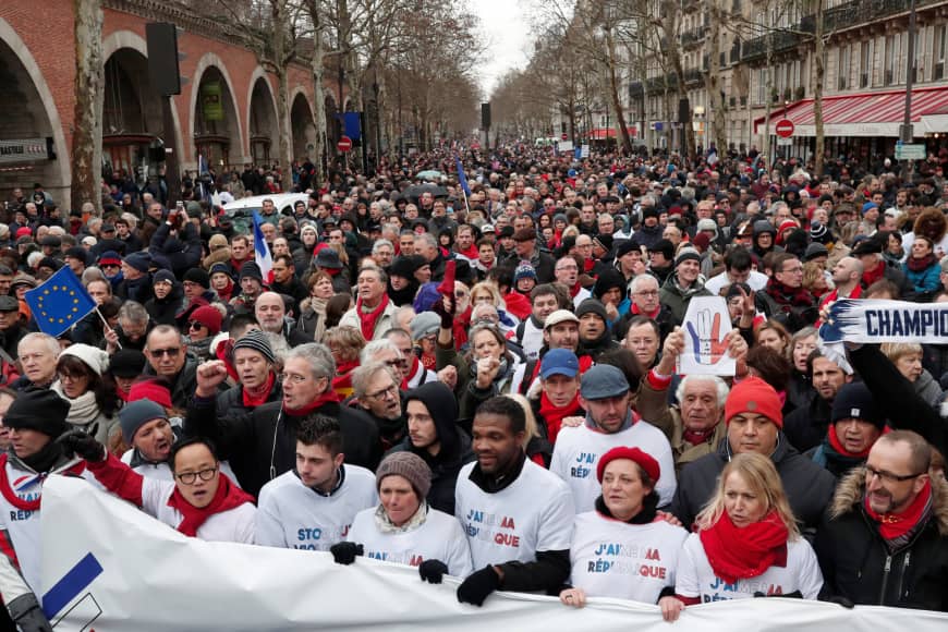 «Կարմիր շարֆերը» ցույցի են դուրս եկել ընդդեմ «դեղին բաճկոնների»