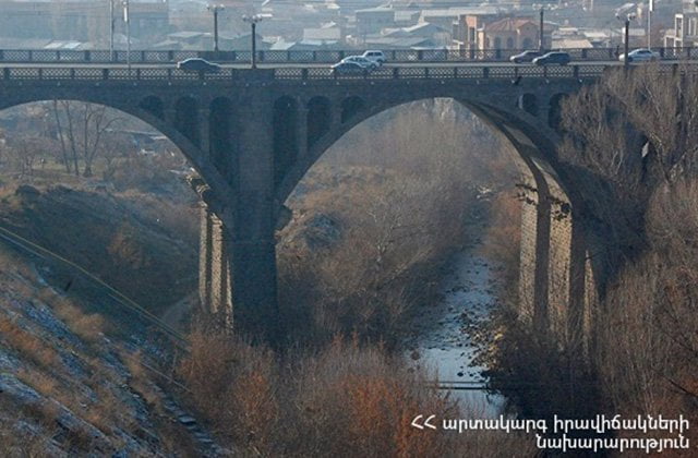 Երիտասարդը սպառնում է ինքնասպան լինել՝ նետվելով Երևաի Հաղթանակի կամրջից