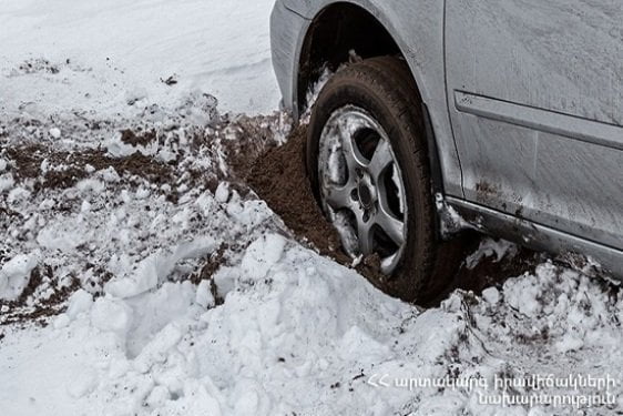 Փրկարարներն ավտոմեքենան դուրս են բերել արգելափակումից
