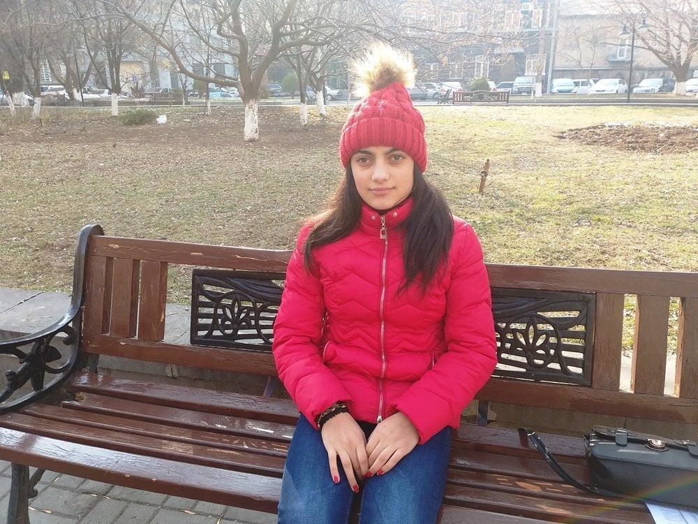 18-ամյա Արմինե Մանուկյանին անհրաժեշտ է հասարակության օգնությունը