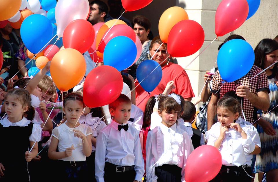 Նոր դասագրքերը լինելու են երկհատոր, ինչը կրկնակի կթեթևացնի երեխաների պայուսակները. Արայիկ Հարությունյան