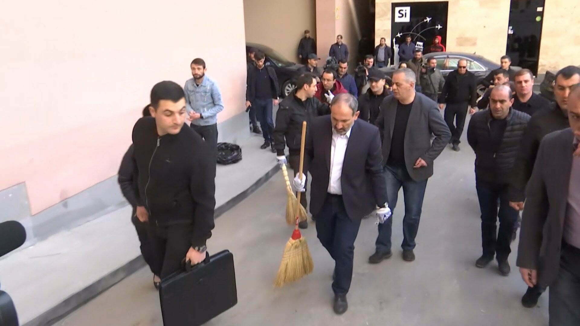 Թատրոնի ղեկավարը պարզաբանում է՝ թատրոնի մաքուր չպահվելու պատճառը