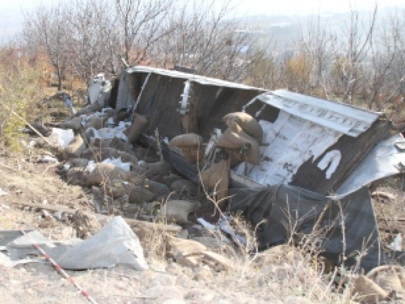 Արագածոտնում 20 տոննա սոխով բարձված բեռնատարը շրջվել է՝ հայտնվելով ձորում