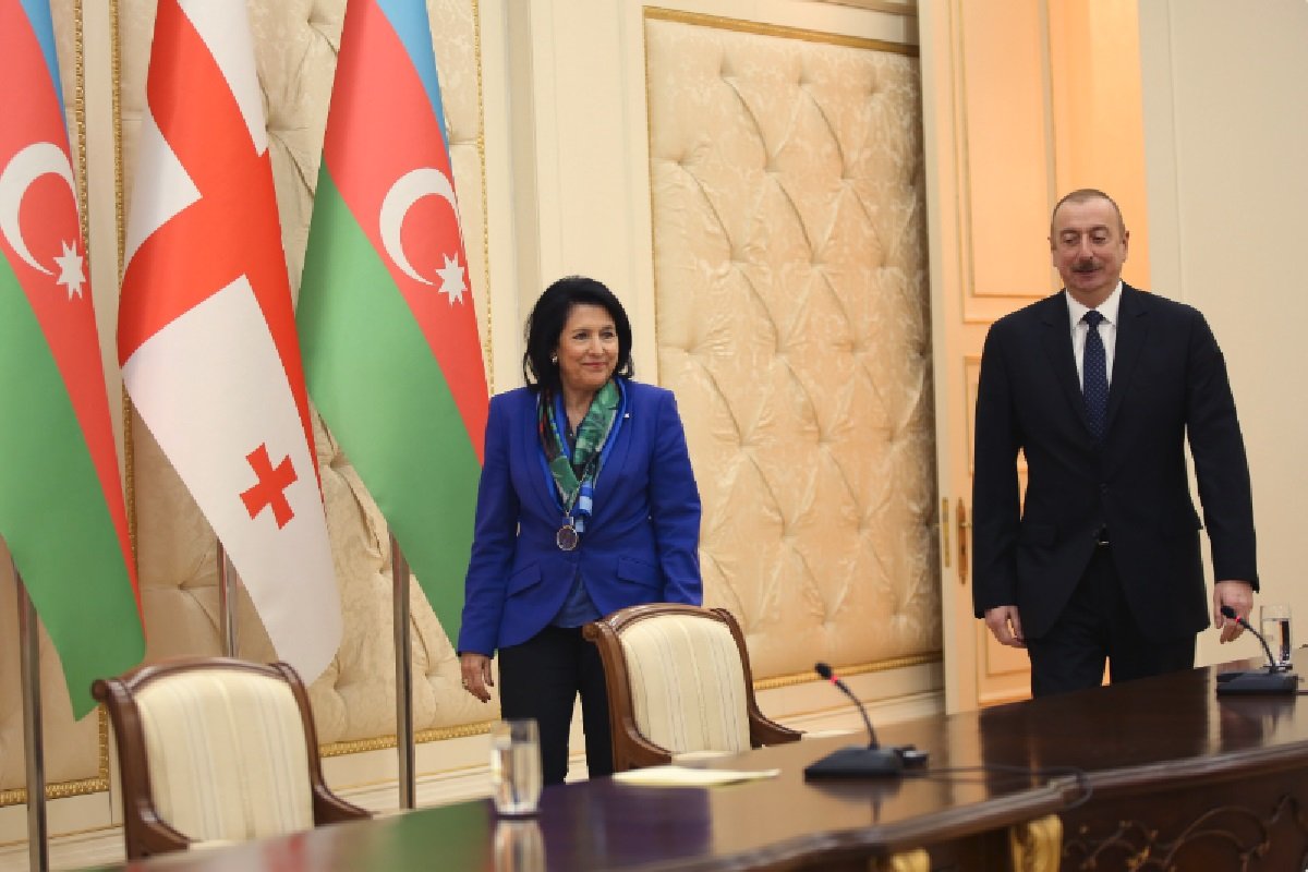 Վրաստանի նախագահի այցն Ադրբեջան հակասական կարծիքների առիթ է դարձել