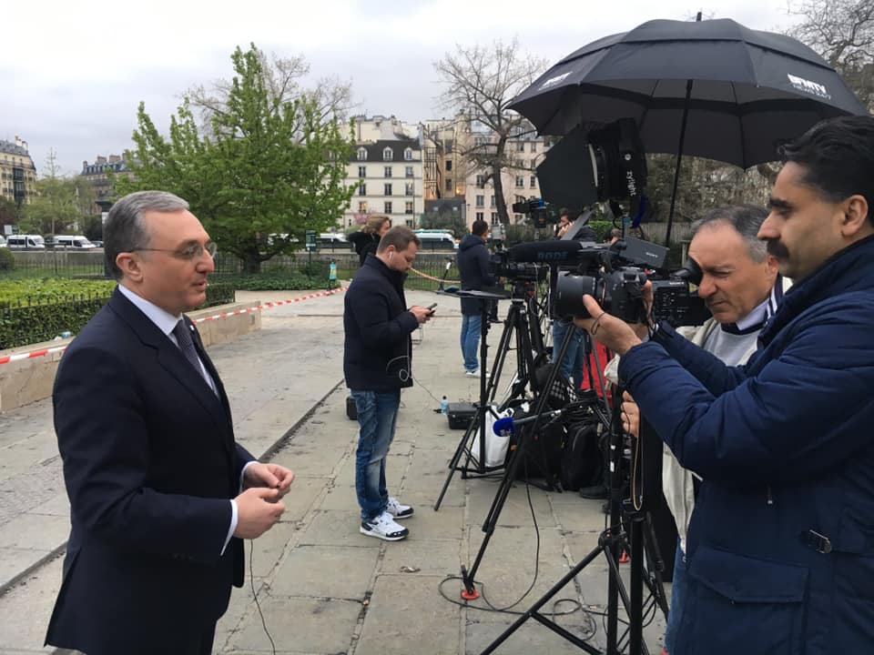 Զոհրաբ Մնացականյանն այցելել է Փարիզի Աստվածամոր տաճար