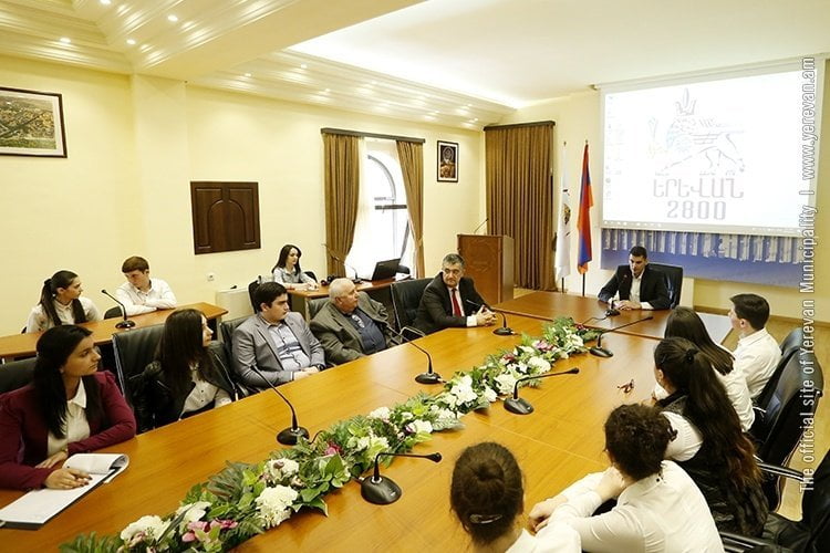 Երևանի ավագ դպրոցների սաներին հյուրընկալել են քաղաքապետարանում (ֆոտոշարք)